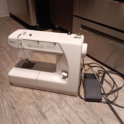 Kenmore / Janome Sewing Machine Model (contact info removed)8200 W/ Pedal, Accessories, Works