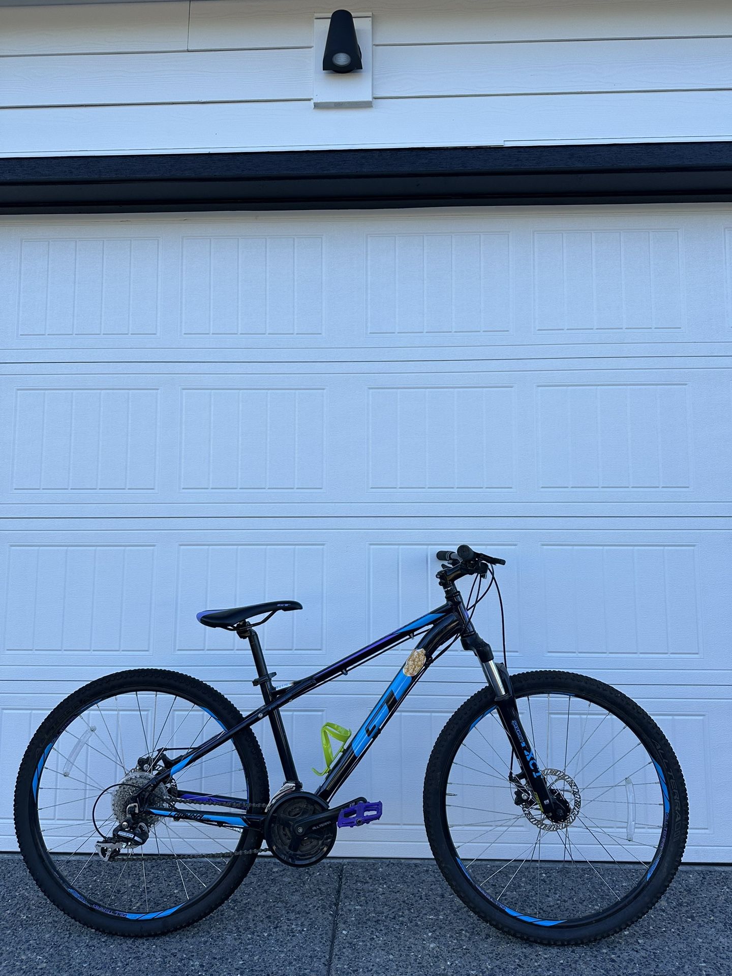 GT Laguna Pro Mountain Bike – Small Frame – 27.5” Wheels Women’s Girls Bicycle