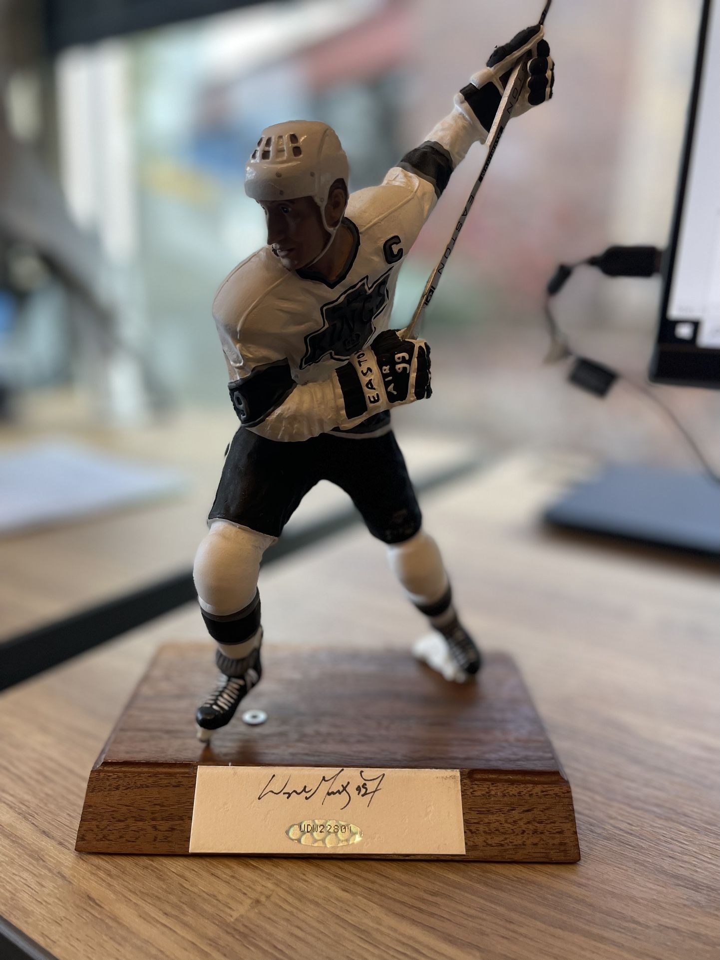 Wanye Gretzky Autographed Salvino Statue
