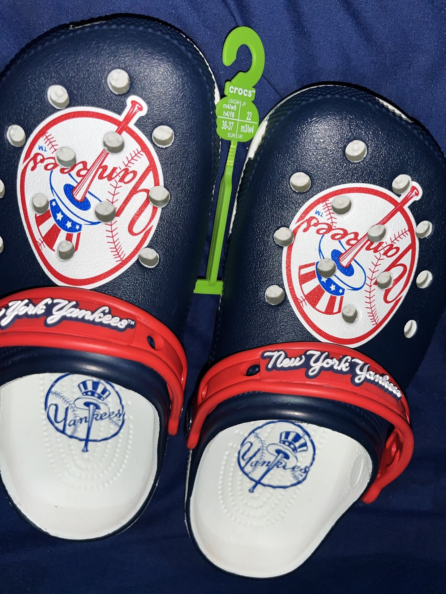 Unisex Yankees Crocs Women6 Men4