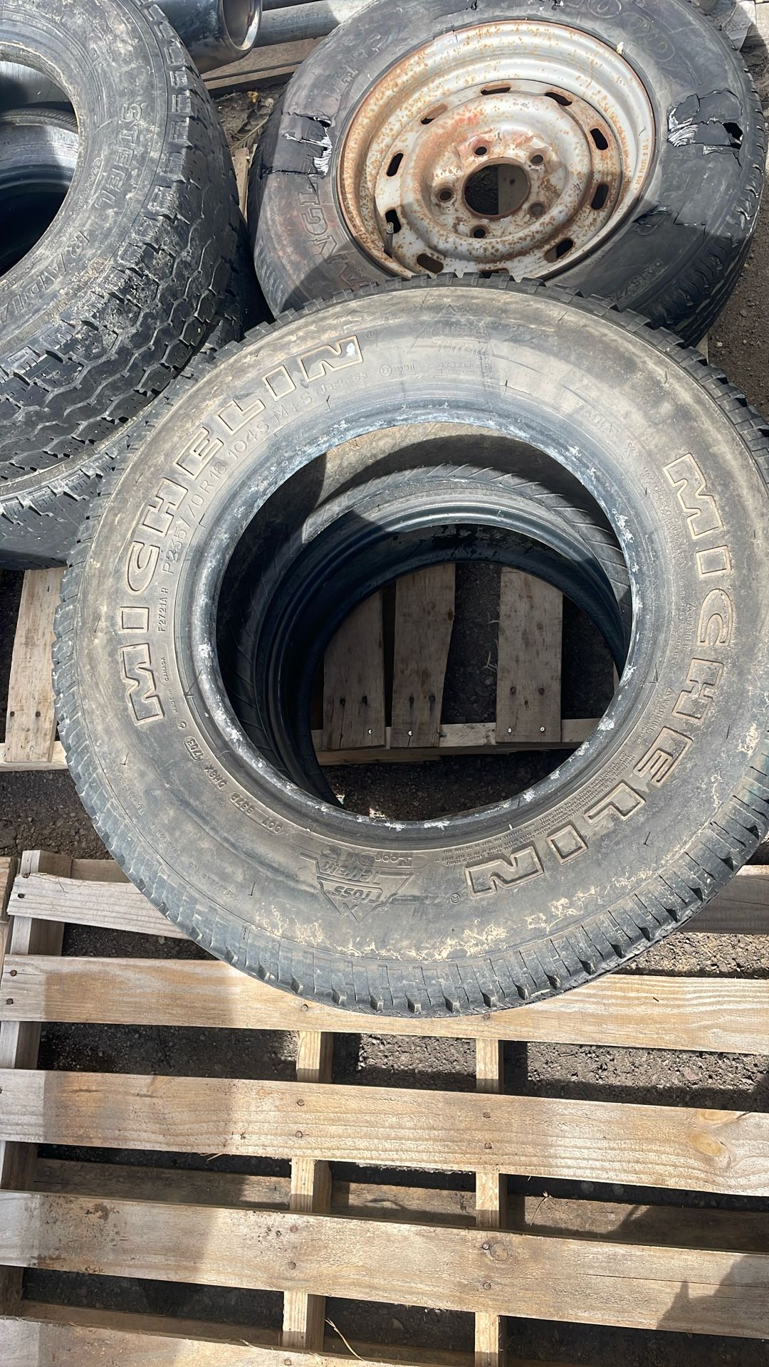 2 Michelin P235/70 R16 104S Tires