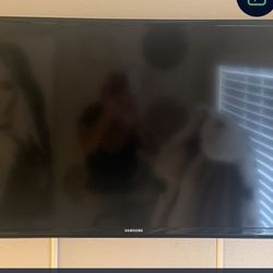 MOVING SALE….40 inch Samsung  TV /with remote in great condition