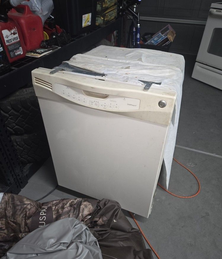 GE Dishwasher. Works Good. Just Needs A Good Cleaning.
