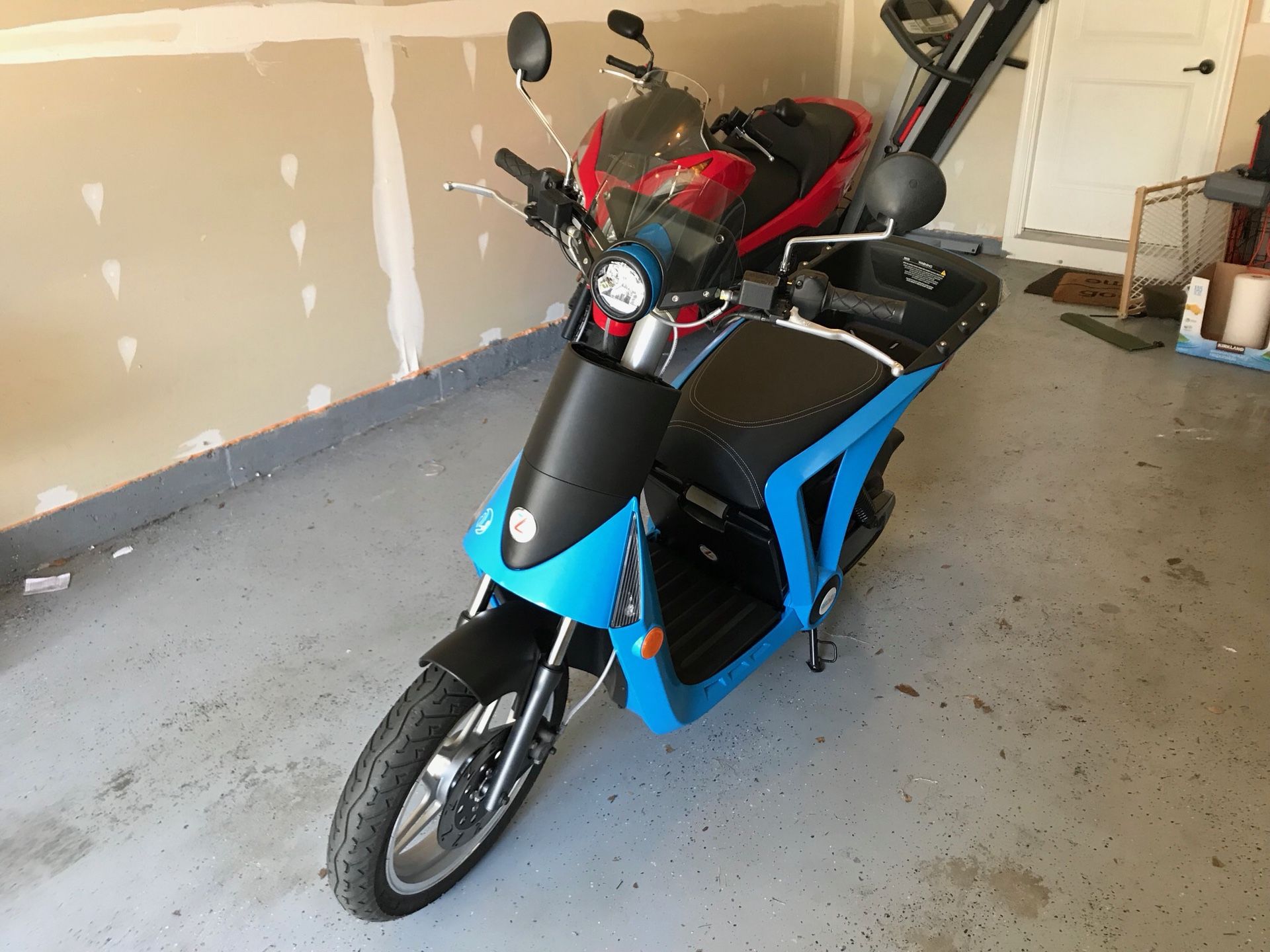 2017 Mahindra GenZe 2.0 eScooter Powder Coated Aluminum (Cool Blue)
