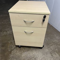 2 Locking Moblie File Cabinet w/ Keys – Excellent Condition 