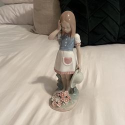 Lladro Figurine #1285 Dropping The Flowers