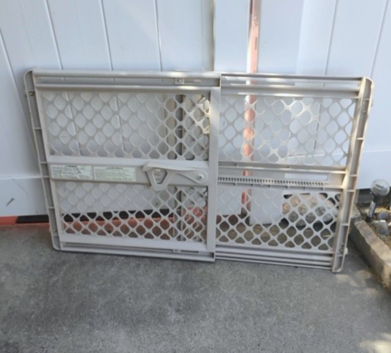 Pet Gate Excellent Condition 26" T Extends from 27 1/2" W to 41" W