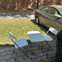 Table set with 2 chairs