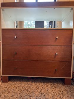 Great quality changing table/dresser. Timeless design