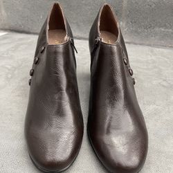 Aerosoles Women’s Dark Brown “Rolesome” Ankle Boots/Booties Buttons Accents 10