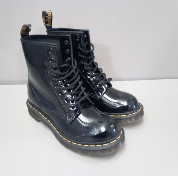 DR MARTENS BOOTS SZ 7 NEW