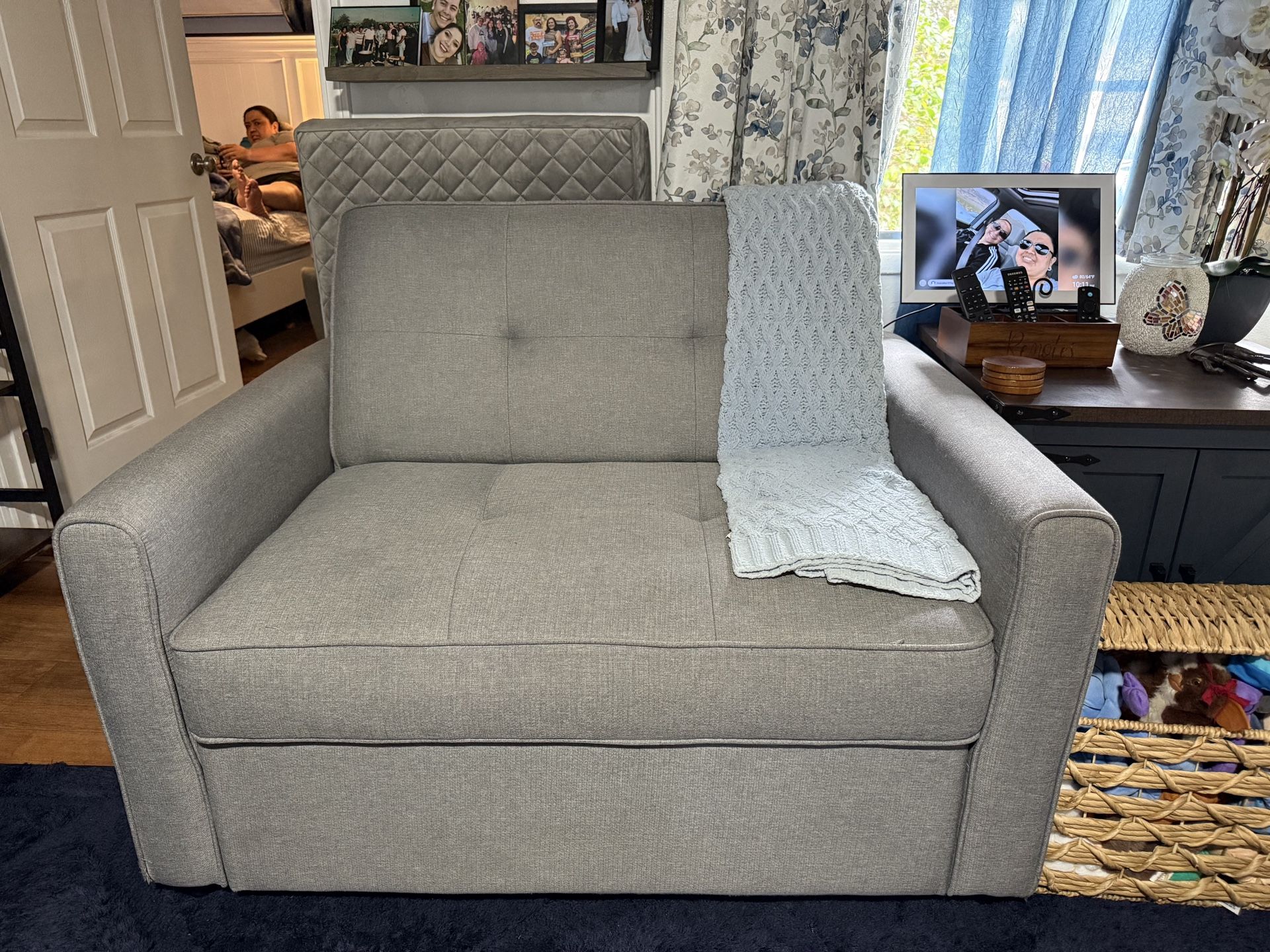 Oversized Chair/ Pop Up Bed