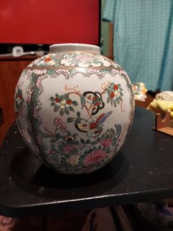 Vintage Hand-painted Chinese Rose Medallion Vase $30.00