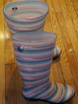 Uggs rain boots worn once clean in good condition size 9 still looking new