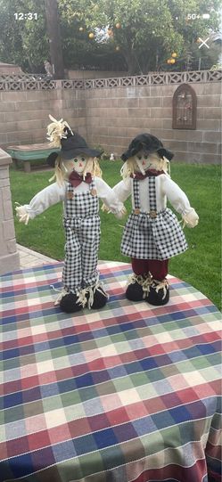 Scarecrow Couple Decorating