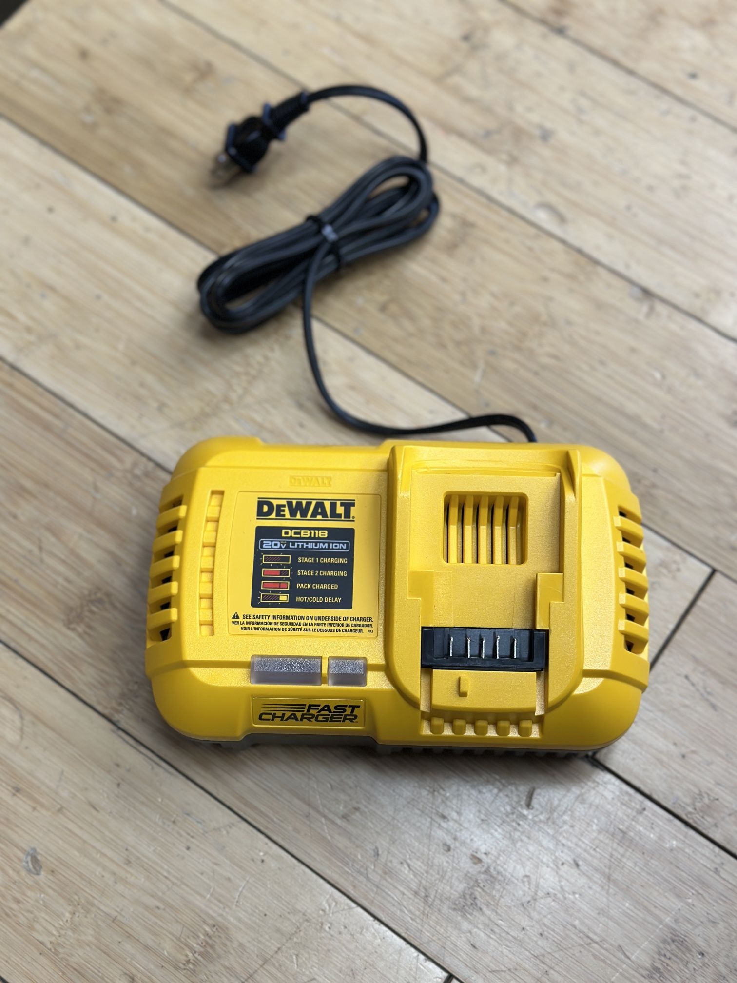Dewalt FAST CHARGER 8AH 20v 60v DCB118