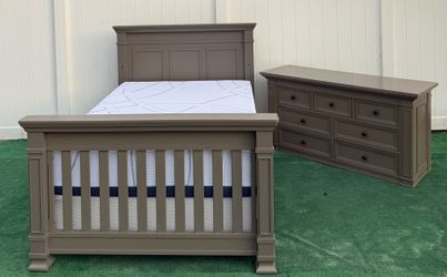 Beautiful Full sleeping set with mattress and Boxspring freen can be delivered for an additional cost Price 250