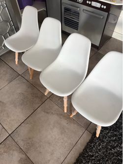 Set of 4 kids chairs