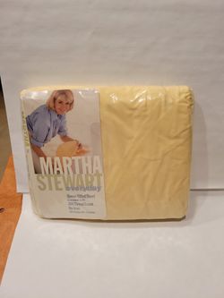 Queen Flat, Fitted Sheets & 4 Standard Pillowcases 