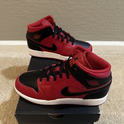 Brand New Jordan 1 Nike Retro Mid Reverse Bred GS Boy’s Size 5.5 