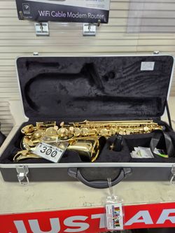 Studs saxophone with case