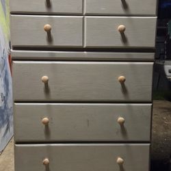 Dresser.  5 Drawers. Can Deliver 