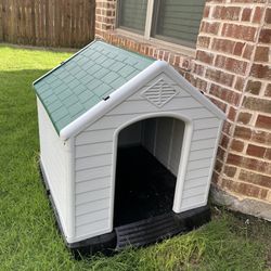 Indoor/outdoor Dog House Like New