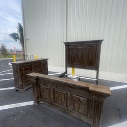 Ashley Furniture queen Bedroom Set