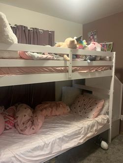 Twin bunk bed
