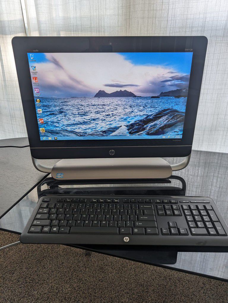 Desktop Like New . HP ENVY20" ALL-IN-ONE TouchSmart PC with keyboard (6GB RAM, Windows 8)