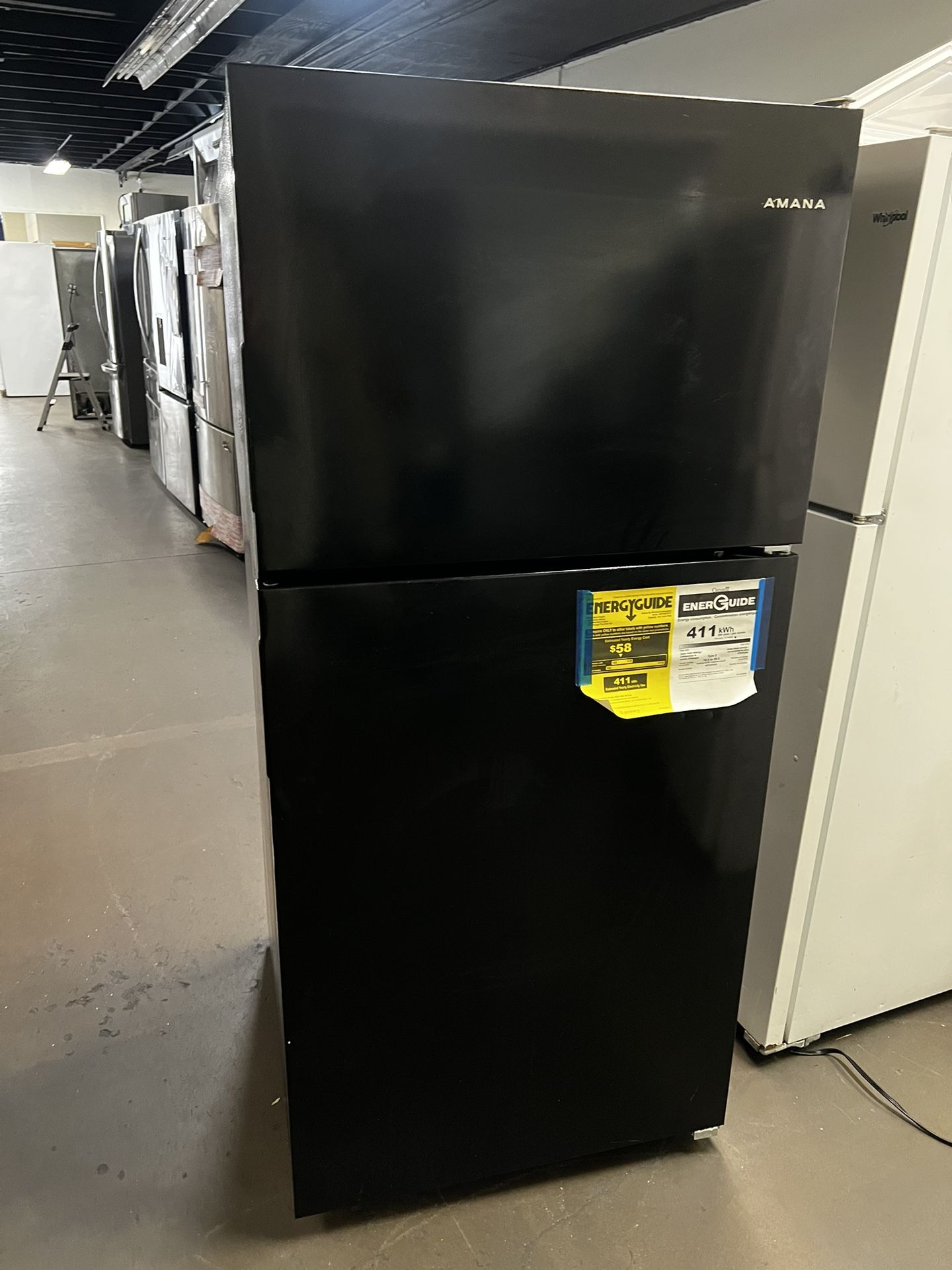 Amana Top Freezer Refrigerator 18 Cu Ft In Gloss Black 