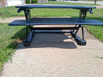 Adjustable standing desk