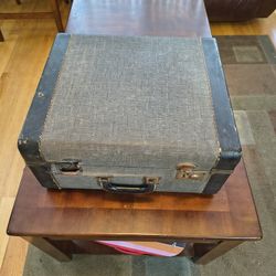Vintage accordion case. See pictures for measurements. Needs repair