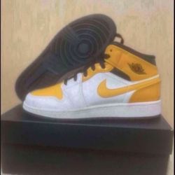 Nike Air Jordan 1 Mid White University Gold Black size 6Y/7.5 Womens Brand New 