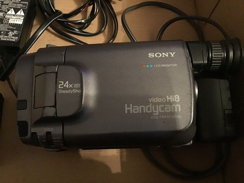 Sony Handycam Camcorder CCD-TRV70 Stereo HI8 8mm Video. Working condition.