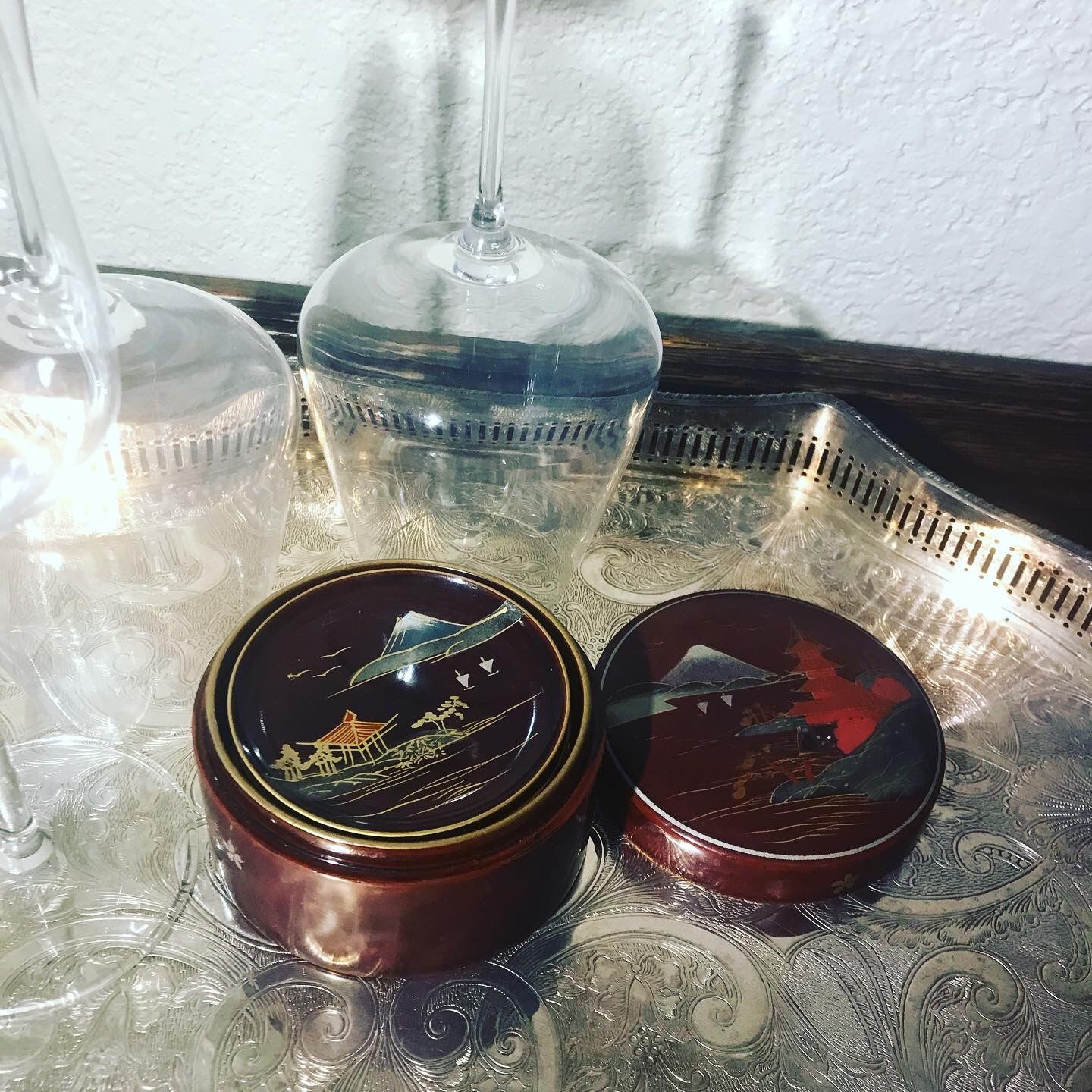 VINTAGE JAPANESE ROUND LACQUER ROUND BOX WITH SLIDERS / COASTERS.