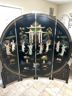 6ft  Tall Black Lacquer Round  Room Divider  Royal Ladies Excellent Condition.      No Delivery Pls