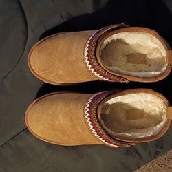 Size 11 Women's Slip Ons Bearpaw