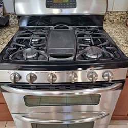 LG  Double Oven Gas Stove- still connected - delivery available if needed