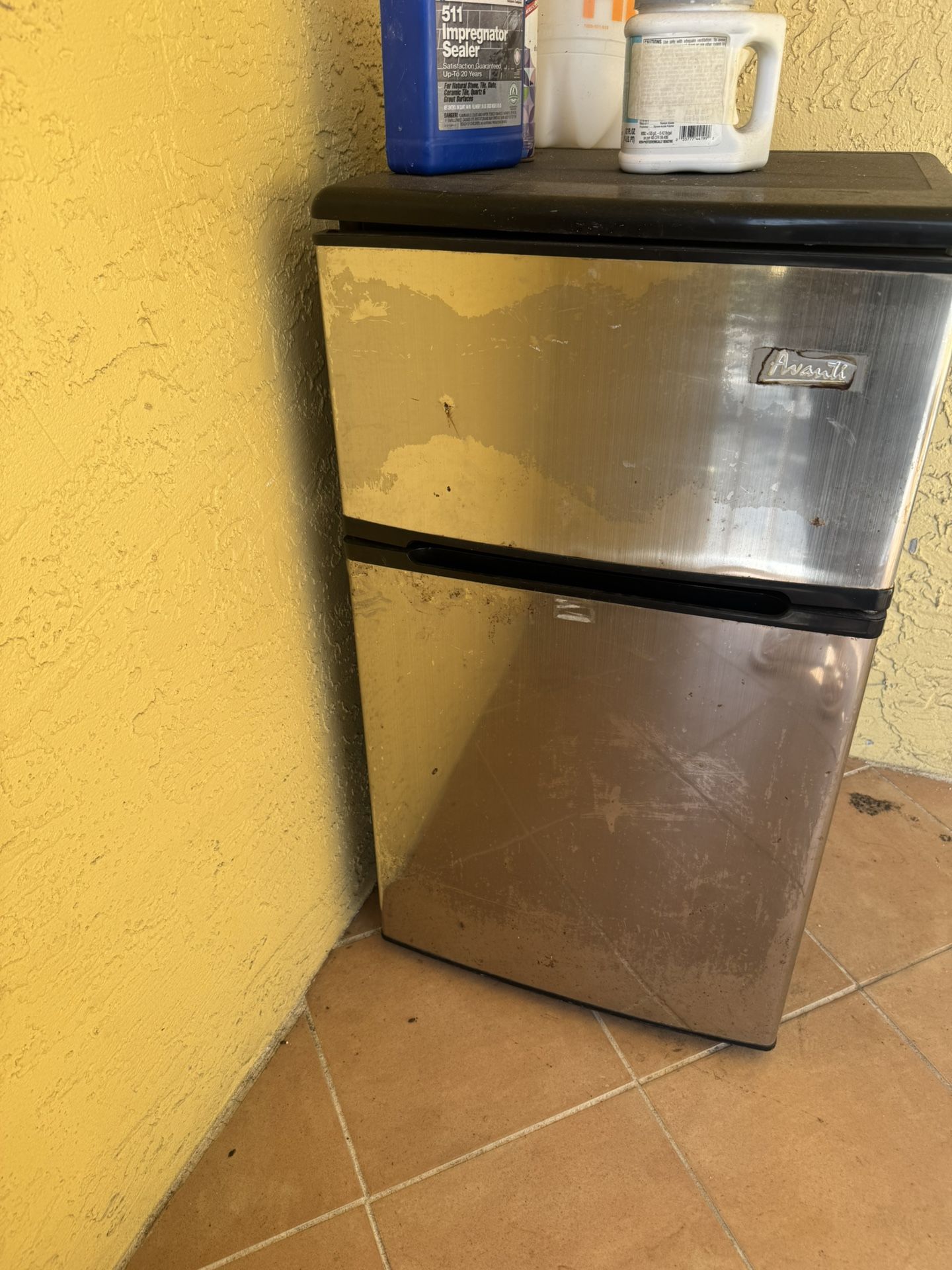 FAUlLTY Mini Refrigerator MUST GO ASAP