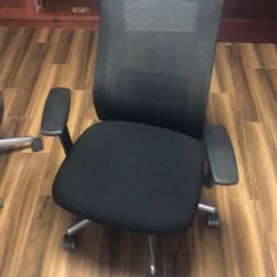Black swivel adjustable office chair