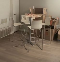 White circle table