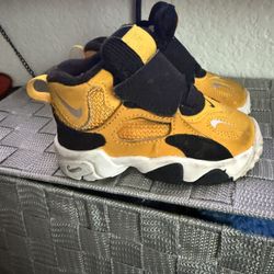 Black And Yellow Nikes 