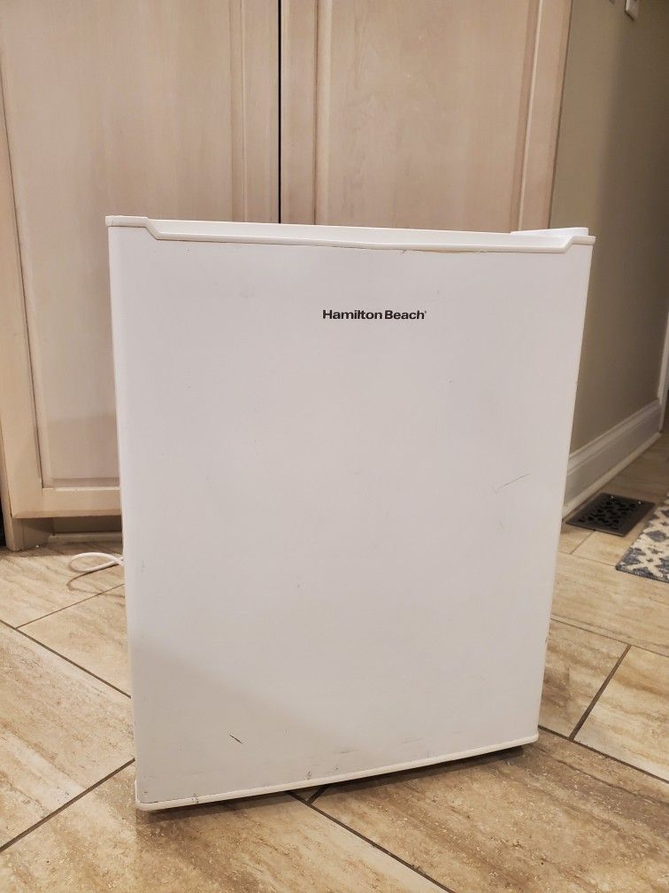 Mini Fridge 2.7 Cu Ft. Clean, Great Condition No Scratches, No Dents