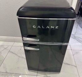 Great Working Galanz 3.1 cu ft Retro Mini Fridge In Super Great Condition