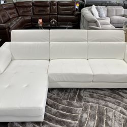 Modern White Sectional Available Now $1,299 W/55inch TV/Seccional blanco moderno disponible ahora $ 1,299 W / TV de 55 pulgadas
