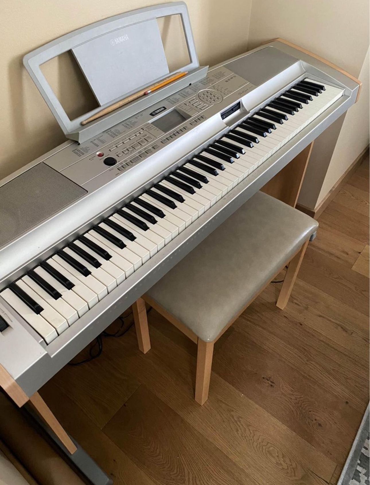 Yamaha Keyboard With Bench