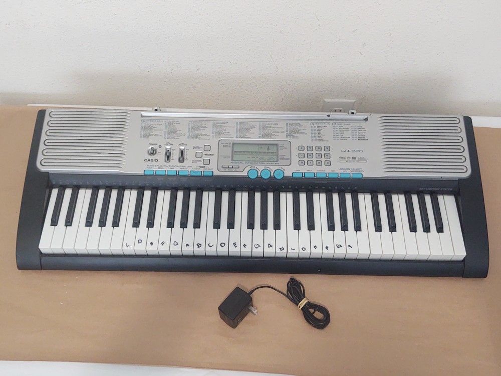 Casio LK-220 Lighted Keyboard 61-Key MP3 / USB Port 400 Tones