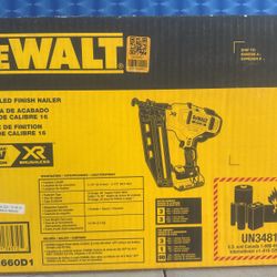 DEWALT 20V MAX XR 16-Gauge Electric Cordless Angled Finishing Nailer Kit
