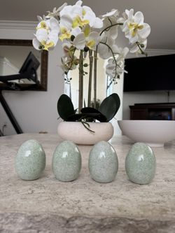 Decorative Green And White Eggs Set 